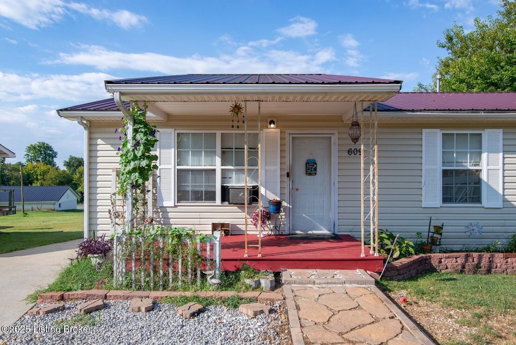 Photo of 609 Moore Dr, Elizabethtown, KY 42701 (MLS # 1710115)