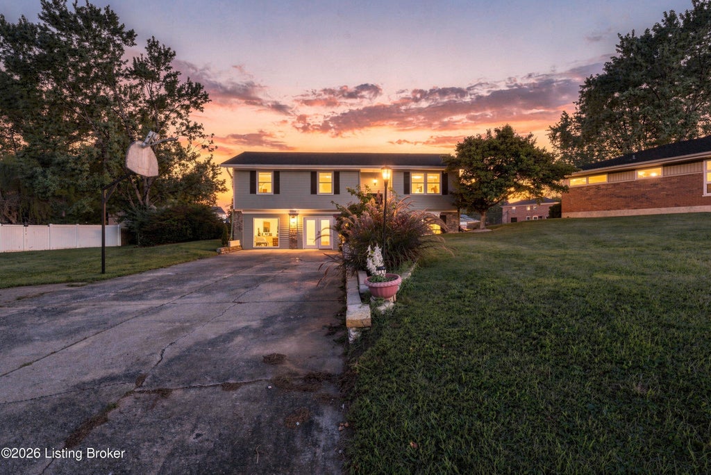 Photo of 2304 Stephan Ln, Louisville, KY 40214 (MLS # 1729450)