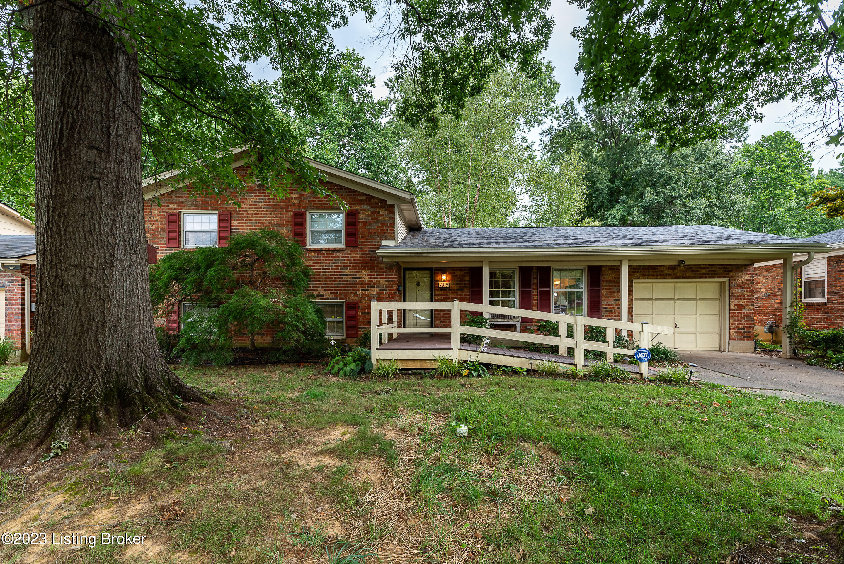 Photo 1 of 21 — 7319 Paiute Rd, Louisville, KY 40214