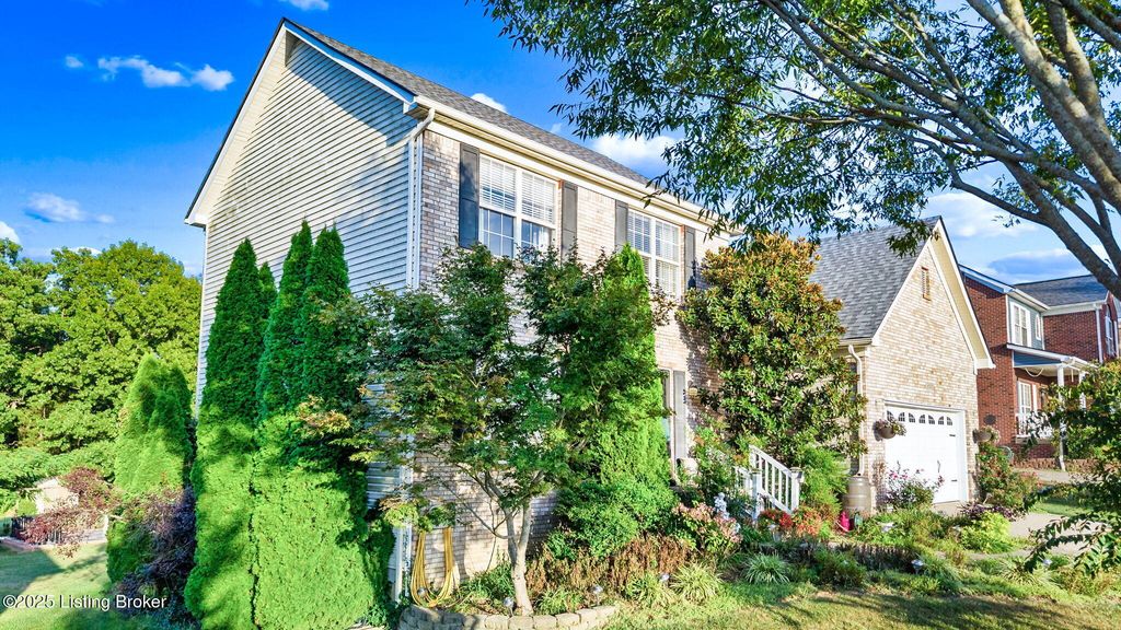 Photo of 2105 Sugar Maple Dr, La Grange, KY 40031 (MLS # 1696849)