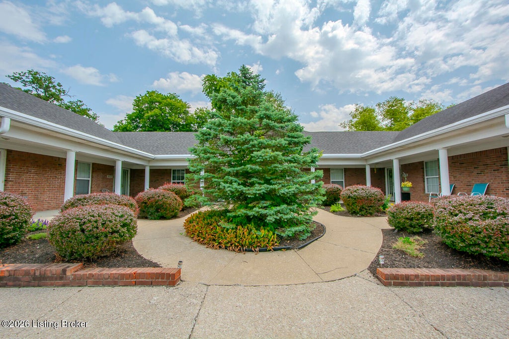 Photo of 8421 Elsie Ct, Louisville, KY 40228 (MLS # 1725840)