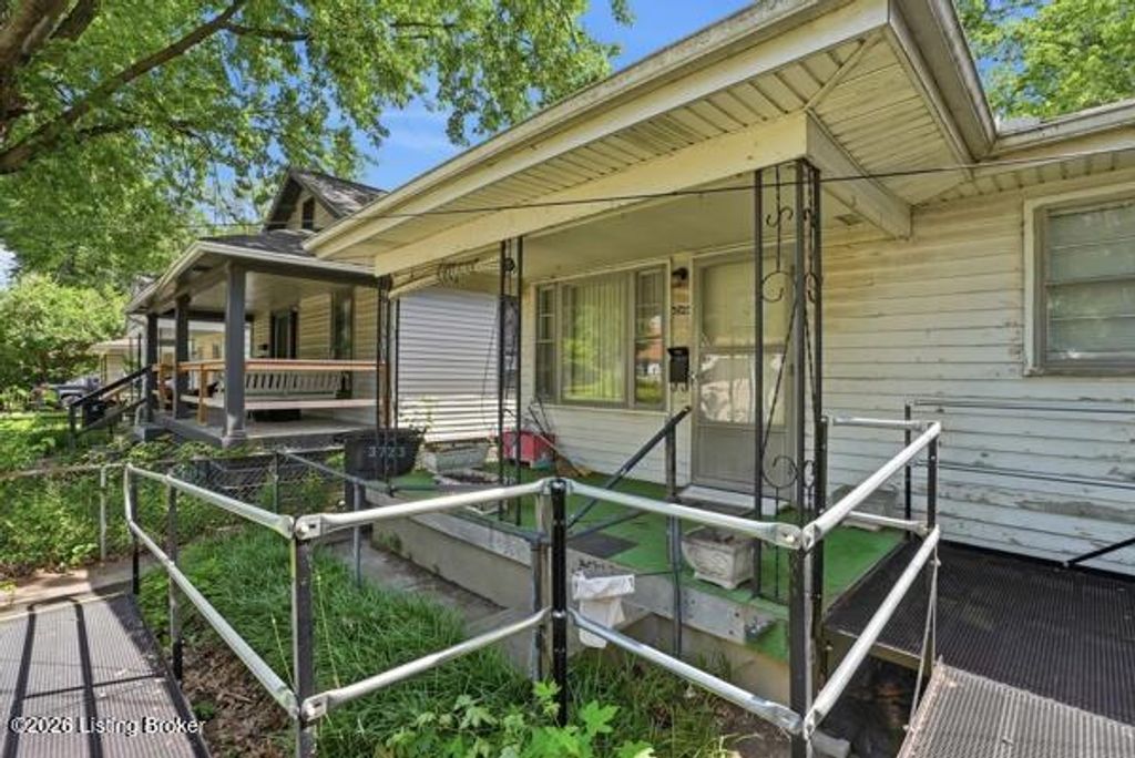 Photo of 3723 Warren Ave, Louisville, KY 40215 (MLS # 1718996)