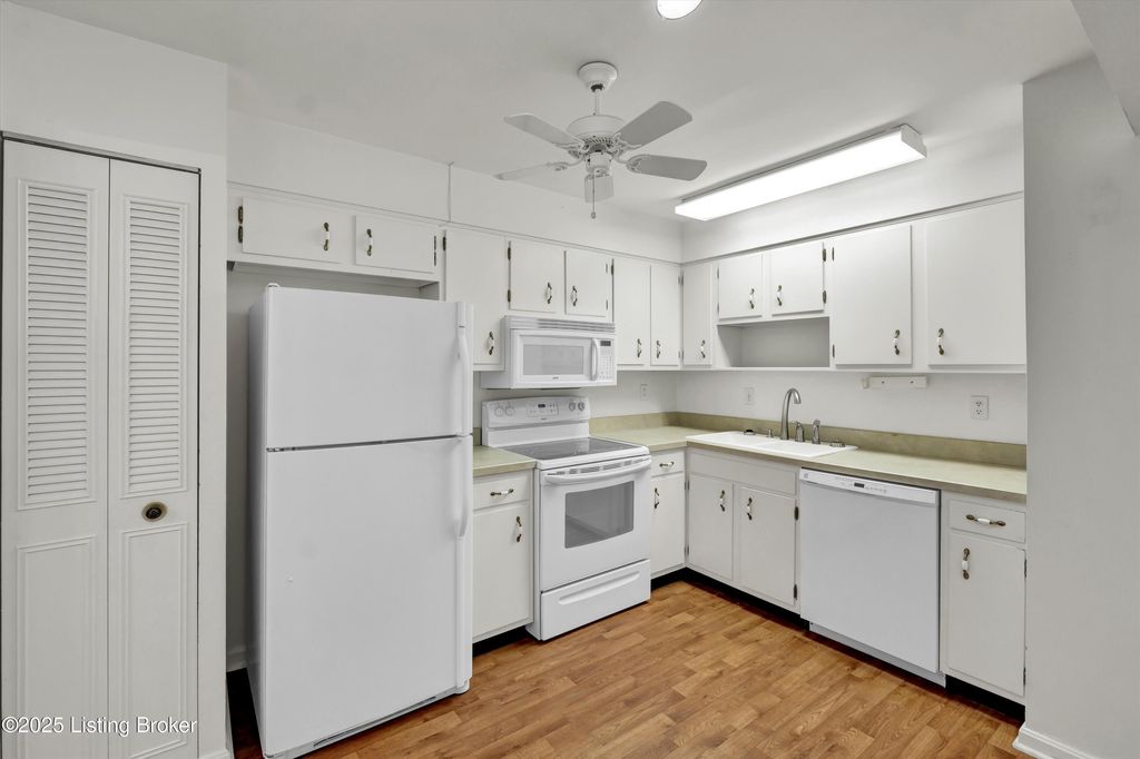 Photo of 205 Flanders Ct #APT 1, Louisville, KY 40218 (MLS # 1709590)