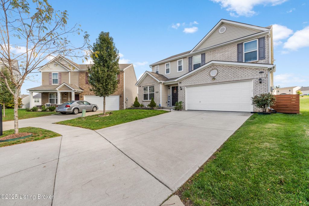 Photo of 6783 Brittany Oak Dr, Louisville, KY 40229 (MLS # 1707928)