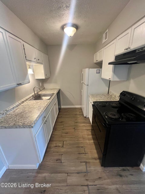 Apartment For Rent - 6500 Hackel Dr #9<br/> Jefferson County, Louisville, KY 40258