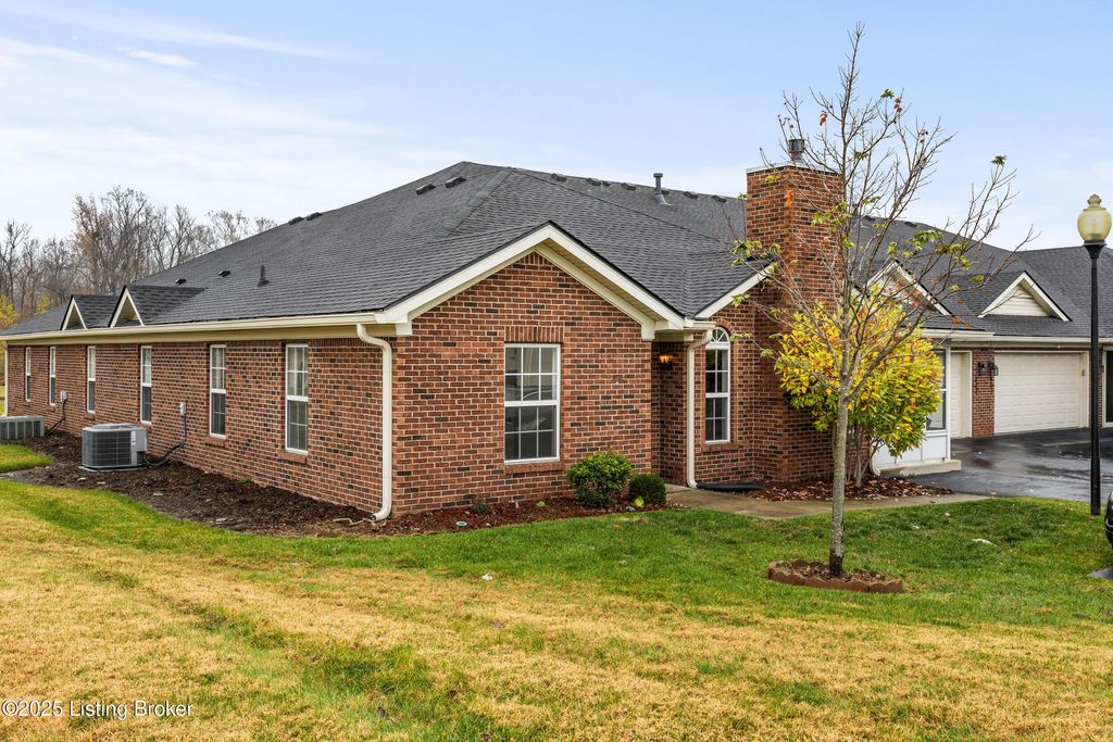 Photo of 11403 Ridge Lake Dr, Louisville, KY 40272 (MLS # 1704283)