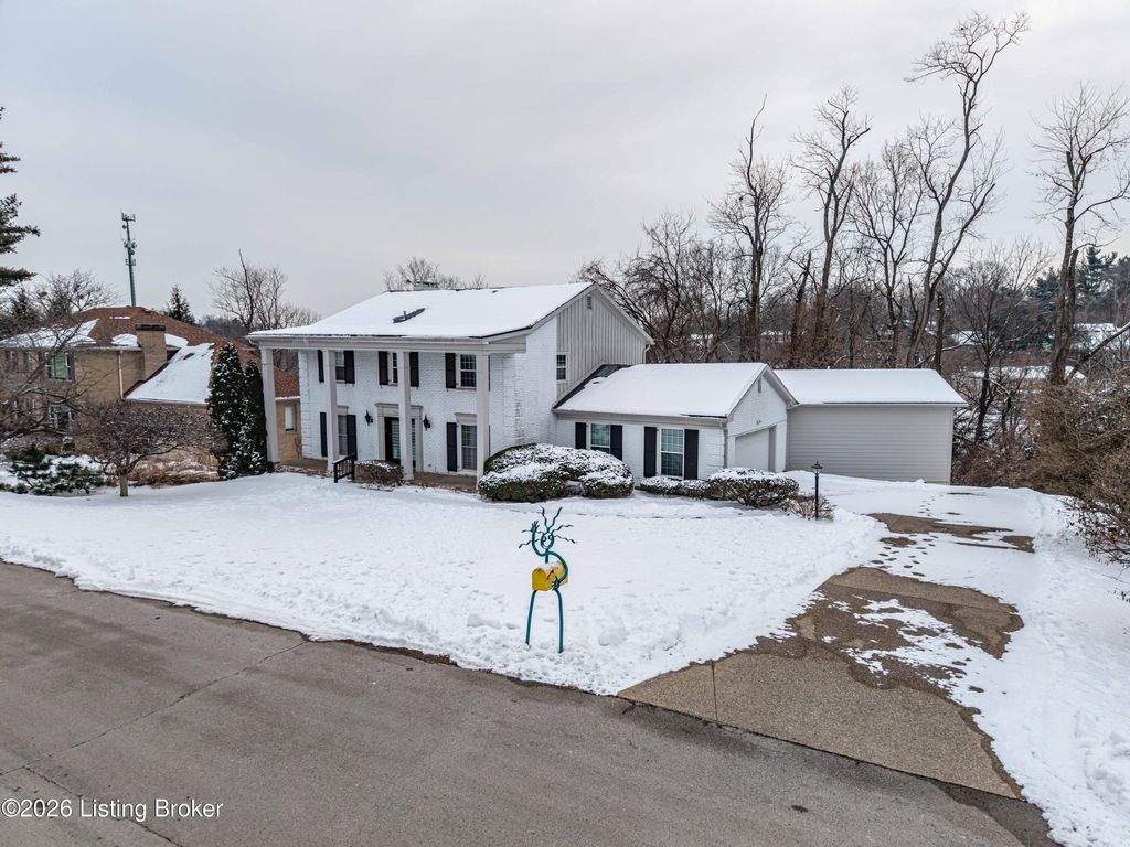 Photo of 5206 Moccasin Trail, Louisville, KY 40207 (MLS # 1710084)