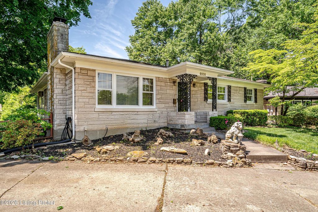 Photo of 4016 White Plains Ct, Louisville, KY 40218 (MLS # 1716710)