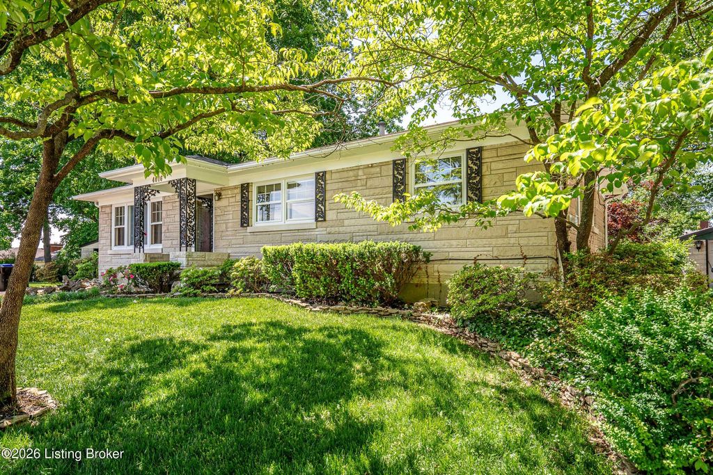Photo of 4016 White Plains Ct, Louisville, KY 40218 (MLS # 1716710)