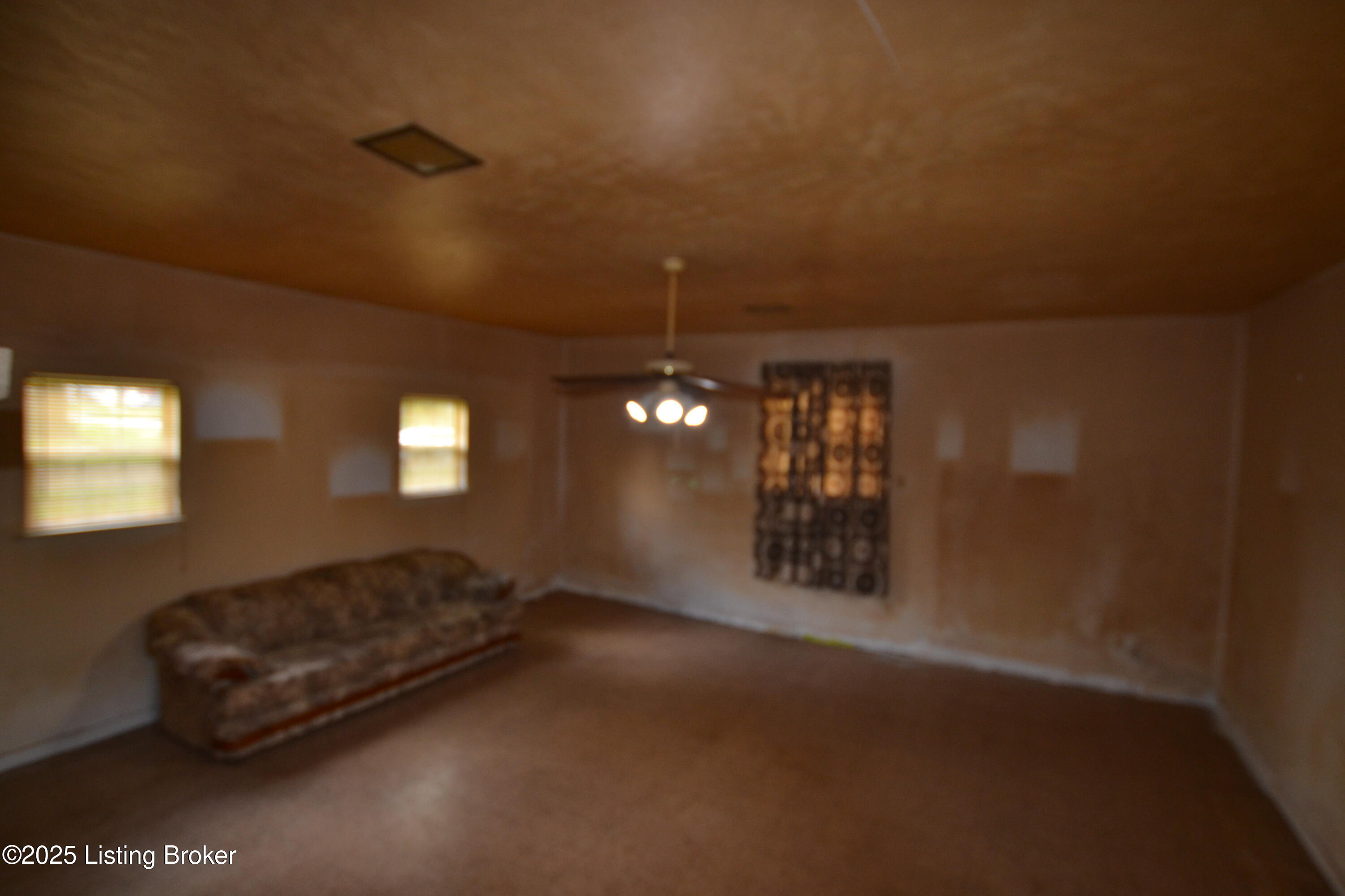 2430 Woodmont Dr, Louisville, Pennsylvania image 10