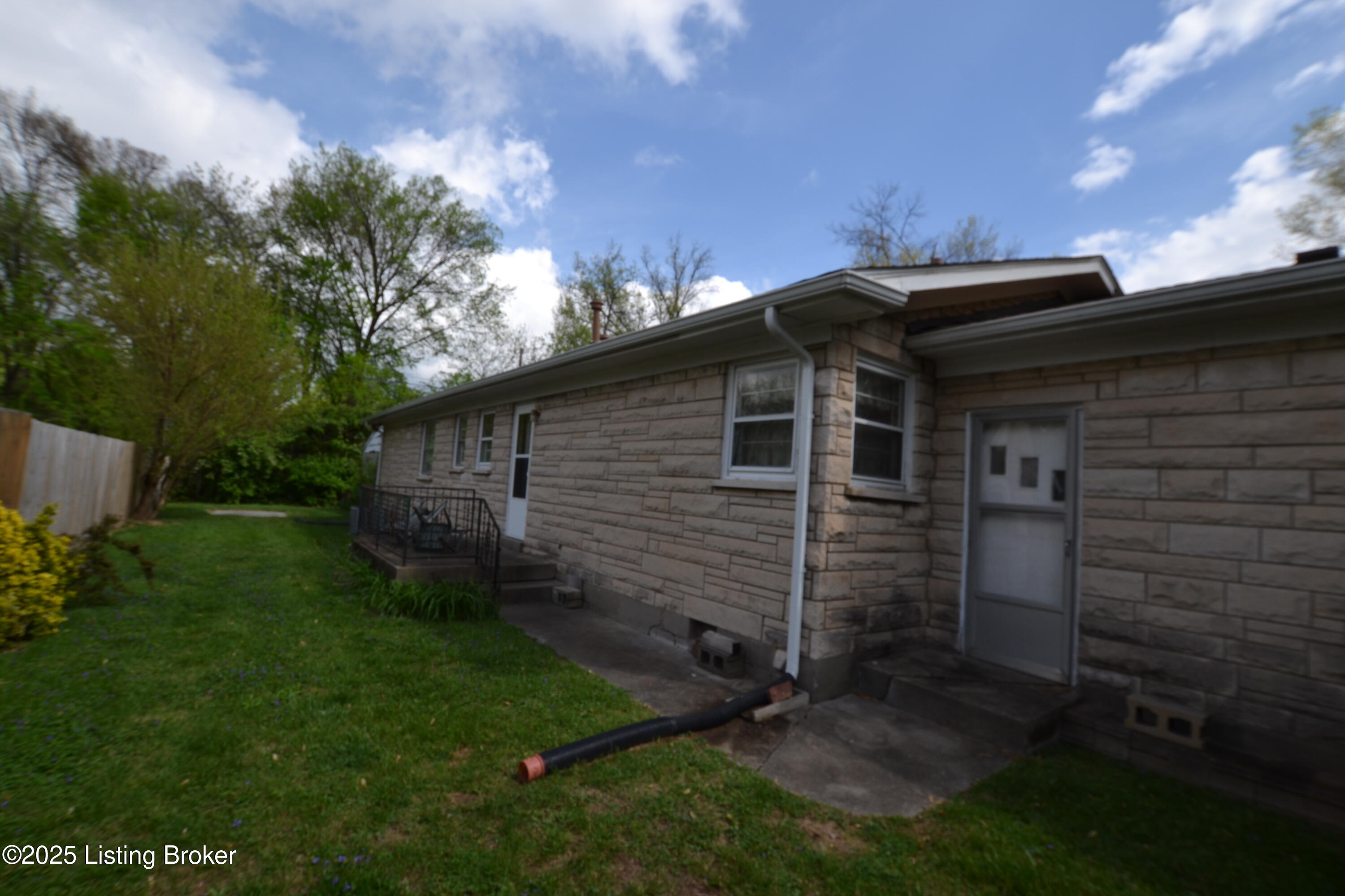 2430 Woodmont Dr, Louisville, Pennsylvania image 3