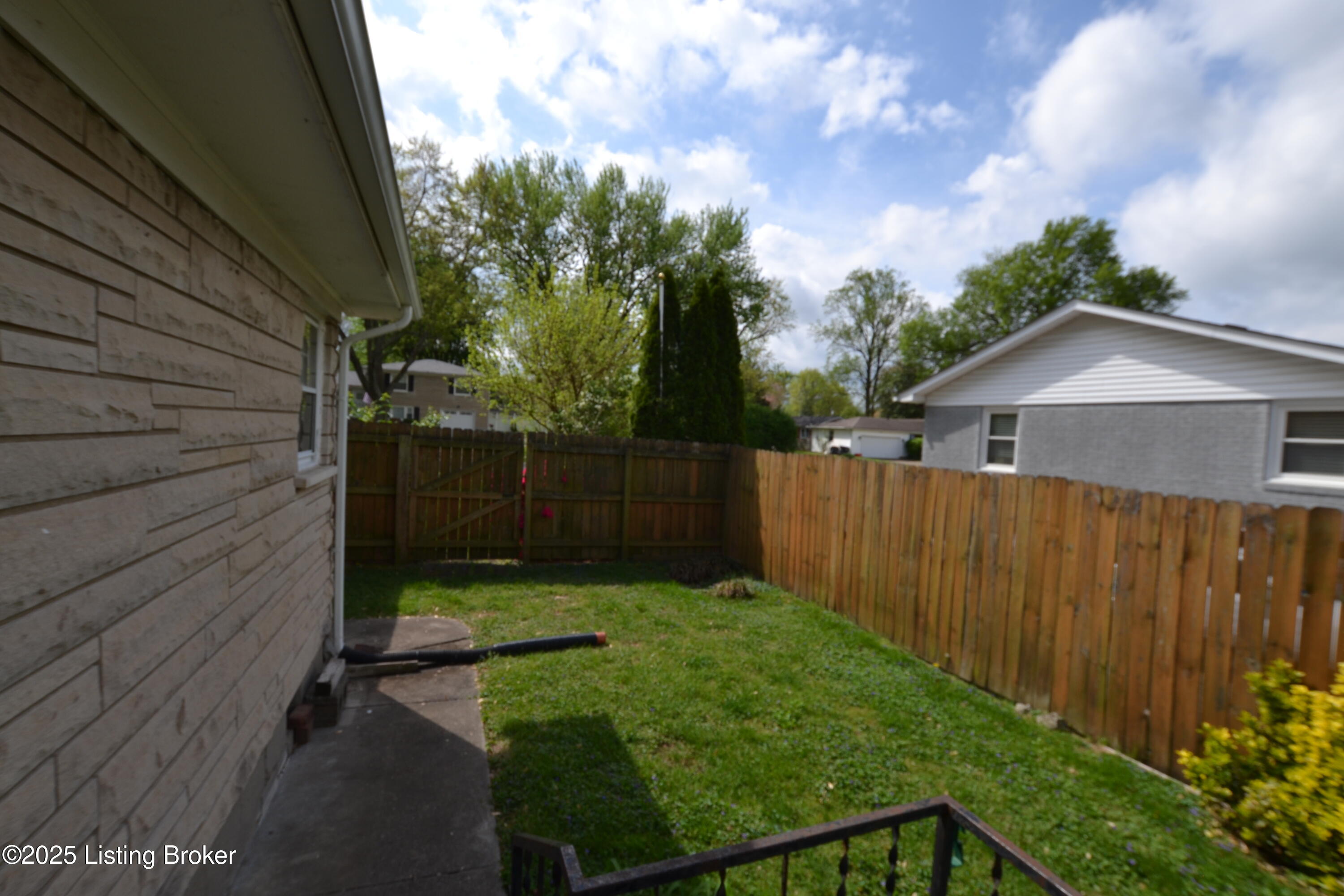2430 Woodmont Dr, Louisville, Pennsylvania image 4