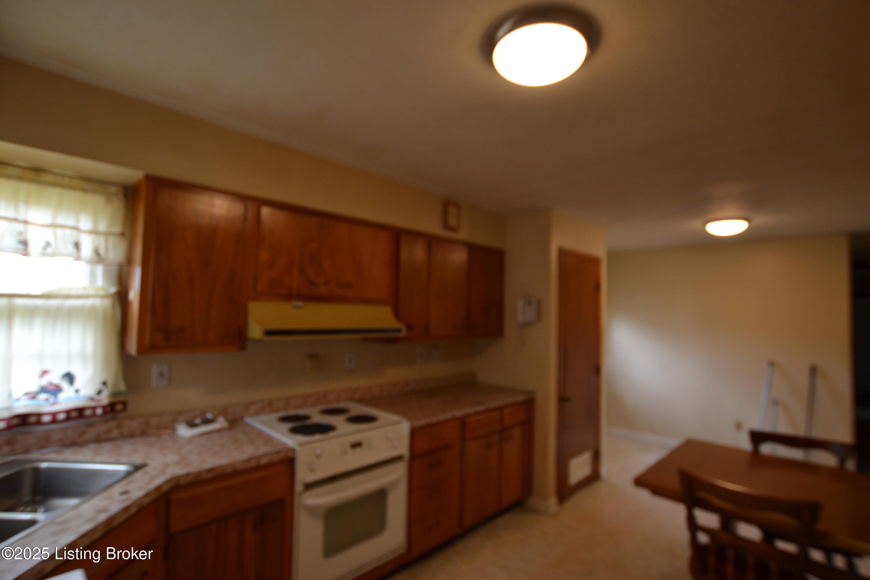 2430 Woodmont Dr, Louisville, Pennsylvania image 8