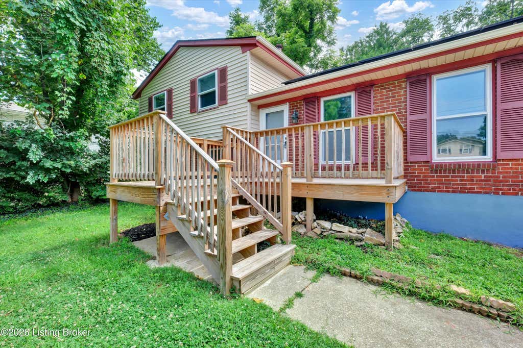 Photo of 5507 Oakcreek Ln, Louisville, KY 40291 (MLS # 1724043)