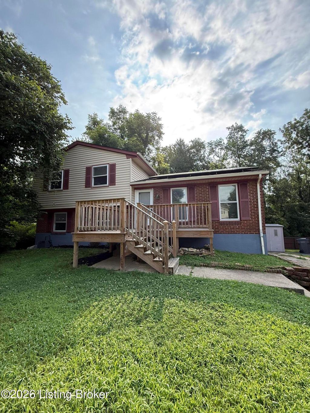 Photo of 5507 Oakcreek Ln, Louisville, KY 40291 (MLS # 1724043)