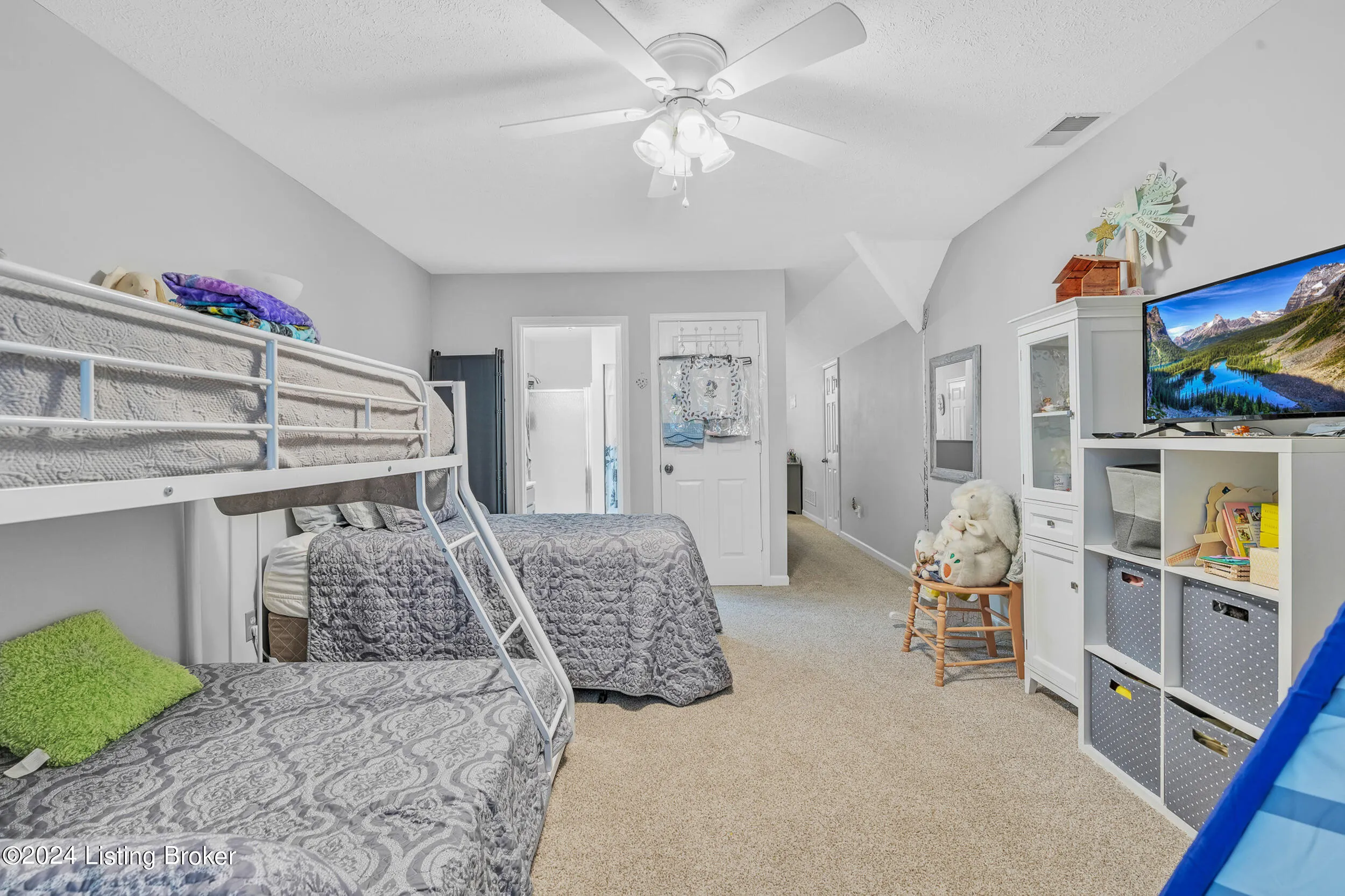 Louisville, Kentucky 40272, United States, 4 Bedrooms Bedrooms, ,3 BathroomsBathrooms,Residential,Active,37372