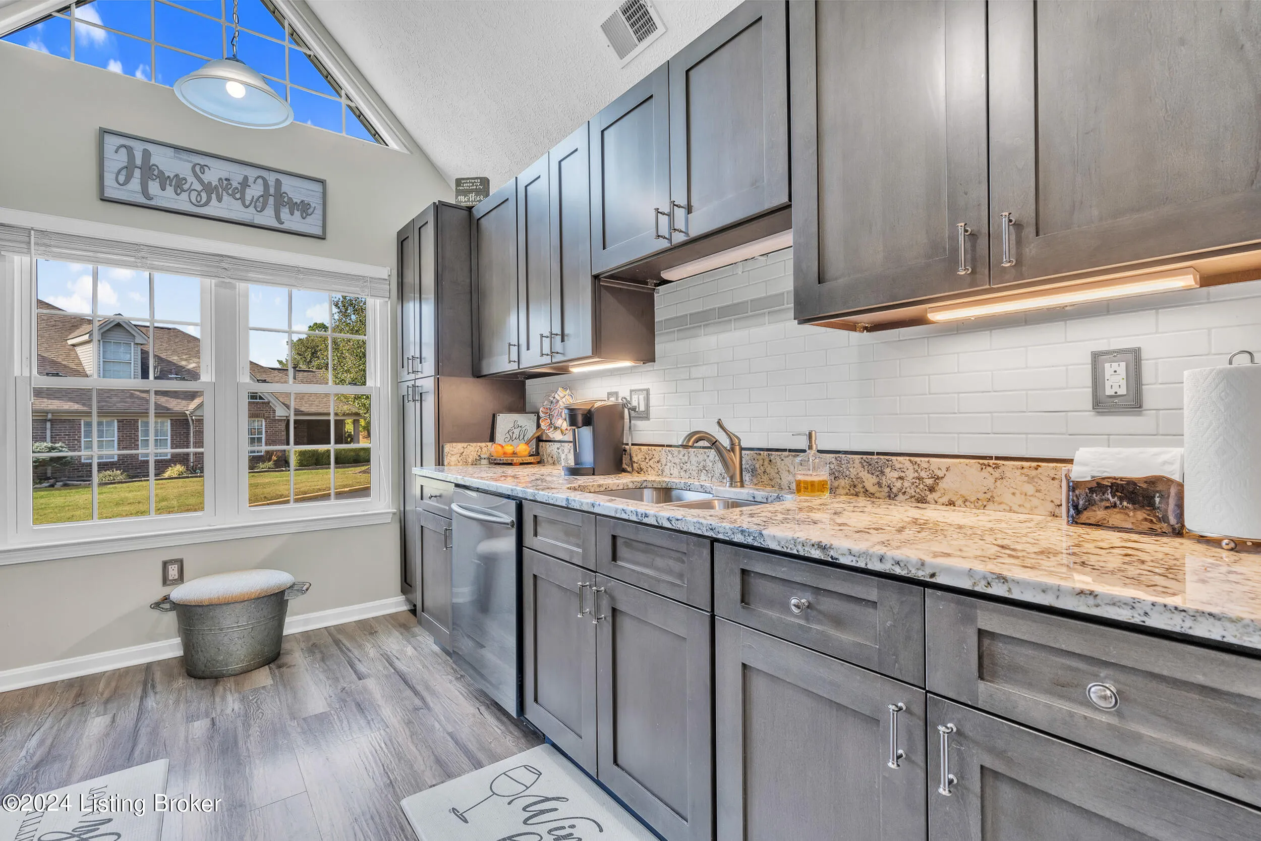 Louisville, Kentucky 40272, United States, 4 Bedrooms Bedrooms, ,3 BathroomsBathrooms,Residential,Active,37372