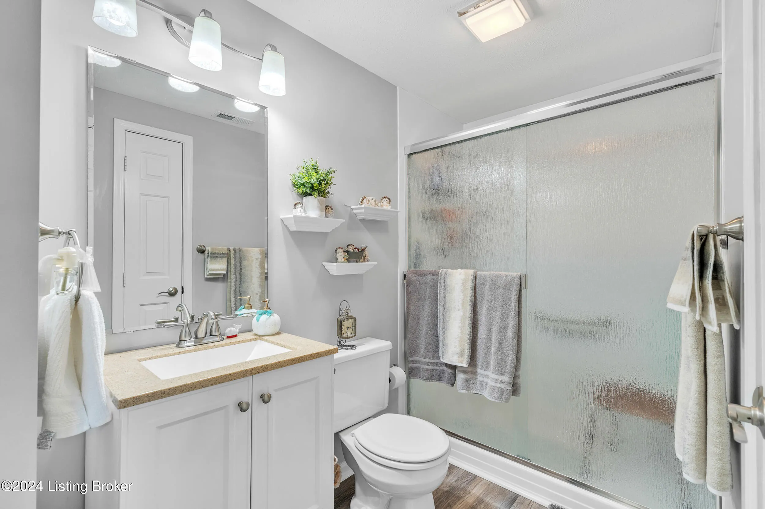 Louisville, Kentucky 40272, United States, 4 Bedrooms Bedrooms, ,3 BathroomsBathrooms,Residential,Active,37372