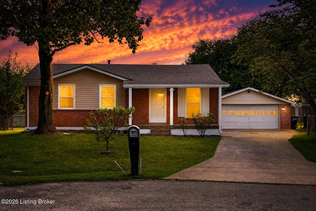 Photo of 2522 Montpelier Ct, Louisville, KY 40272 (MLS # 1730673)