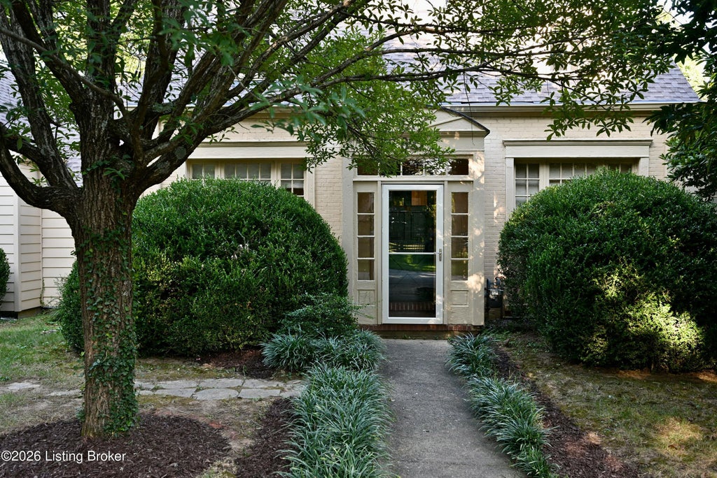 Photo of 621 Cochran Hill Rd, Louisville, KY 40206 (MLS # 1729284)