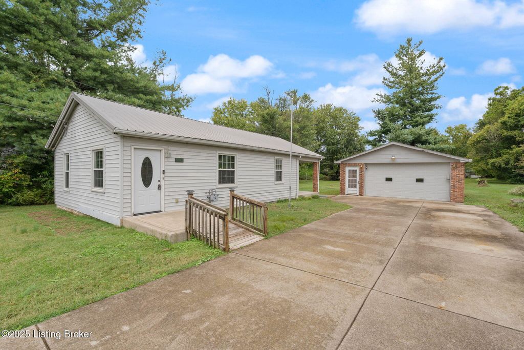 Photo of 5313 Speedway Ave, Louisville, KY 40272 (MLS # 1712165)