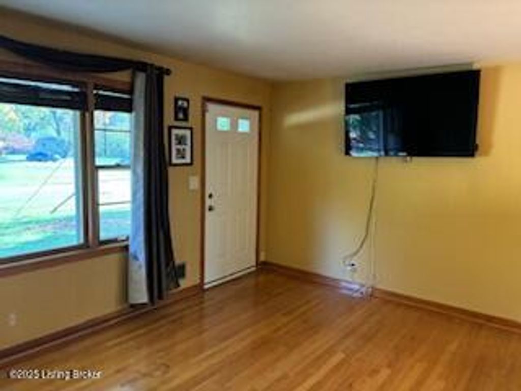 Photo of 3212 Carrie Dr, Louisville, KY 40216 (MLS # 1704668)