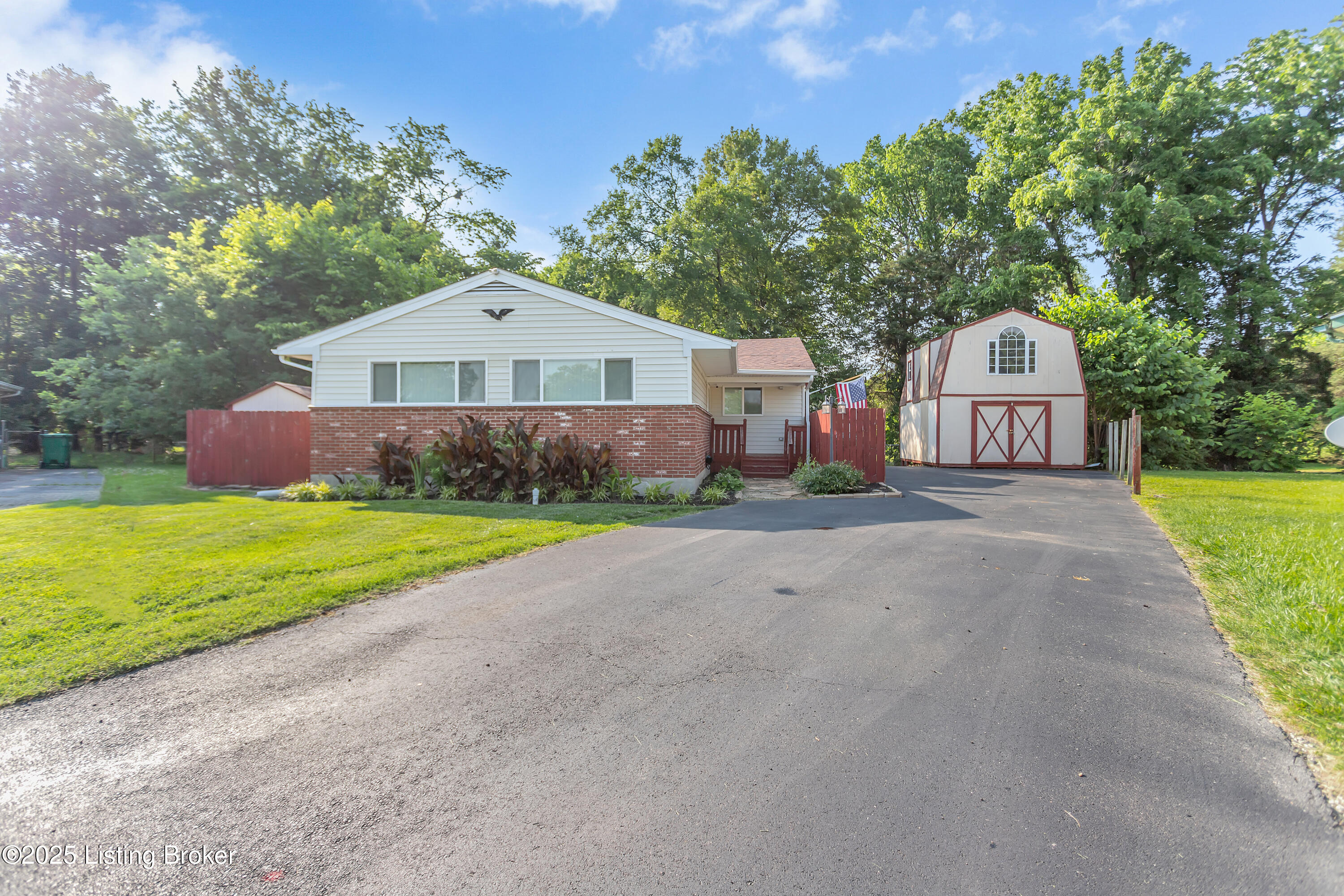 161 Hedgewood Ct, Louisville, Kentucky image 3