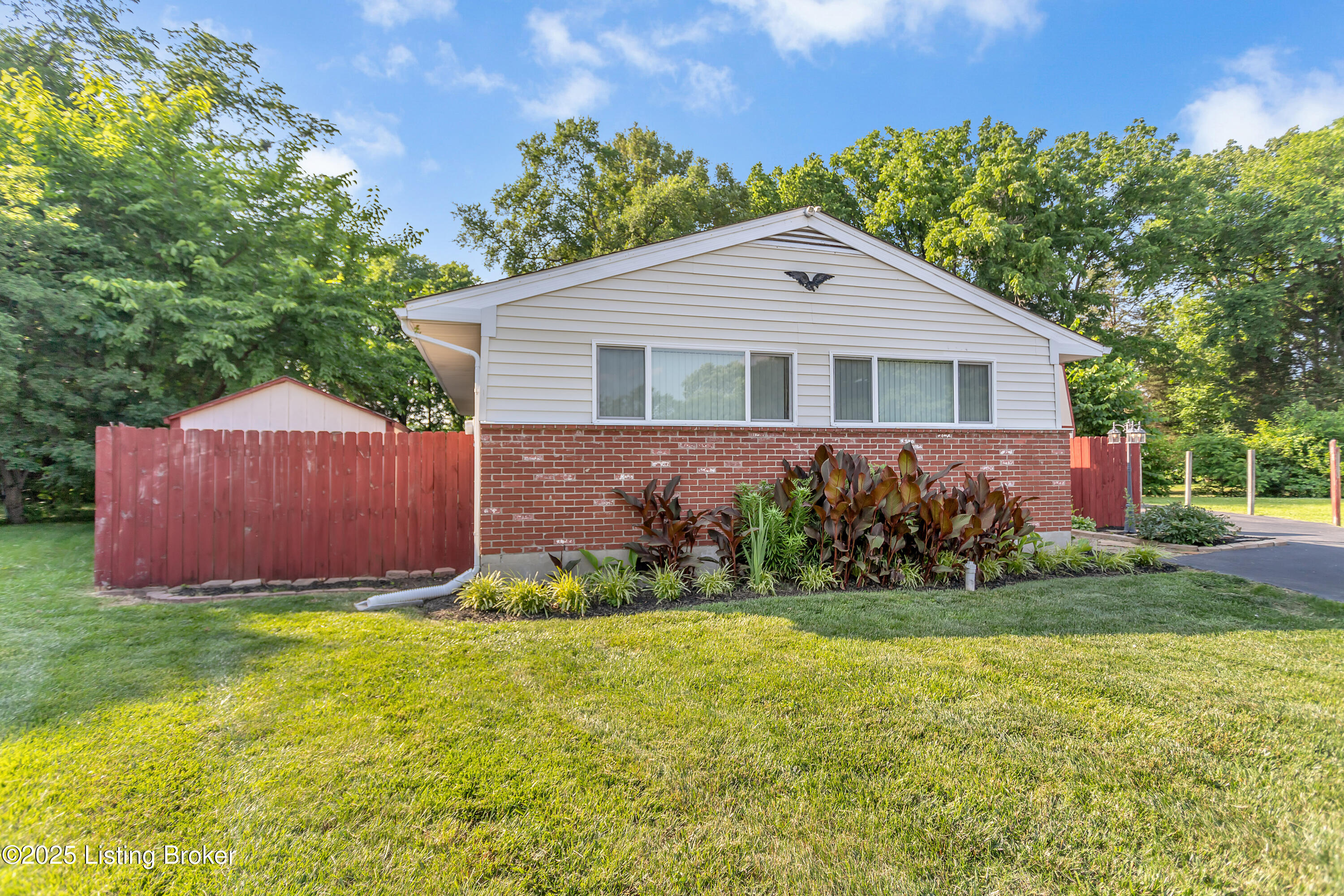 161 Hedgewood Ct, Louisville, Kentucky image 2