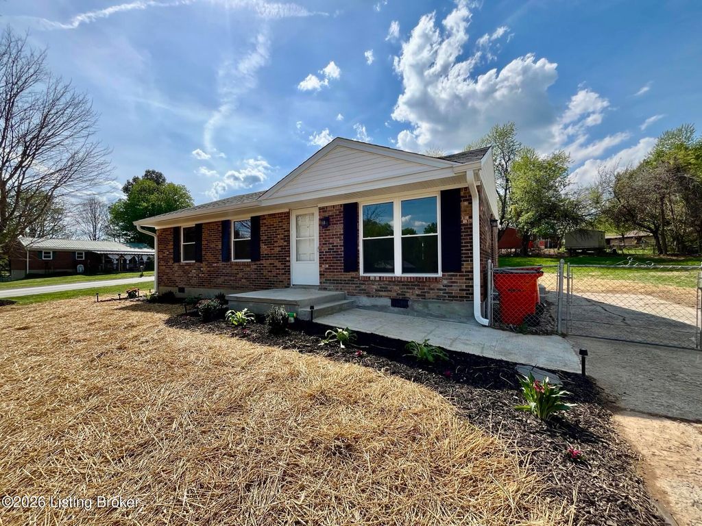 Photo of 323 Centre Ct, Elizabethtown, KY 42701 (MLS # 1714061)