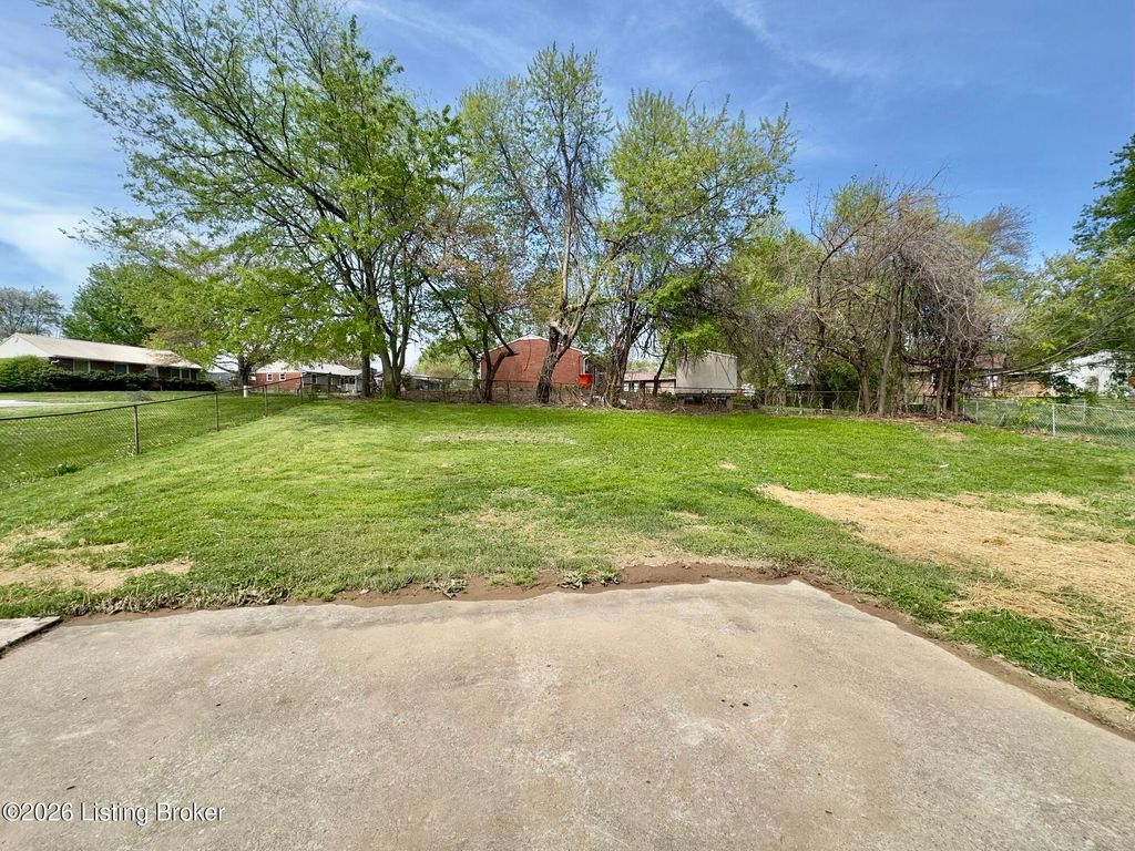 Photo of 323 Centre Ct, Elizabethtown, KY 42701 (MLS # 1714061)