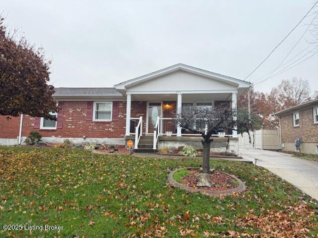 Photo of 7911 Pickwick Ln, Louisville, KY 40219 (MLS # 1704050)