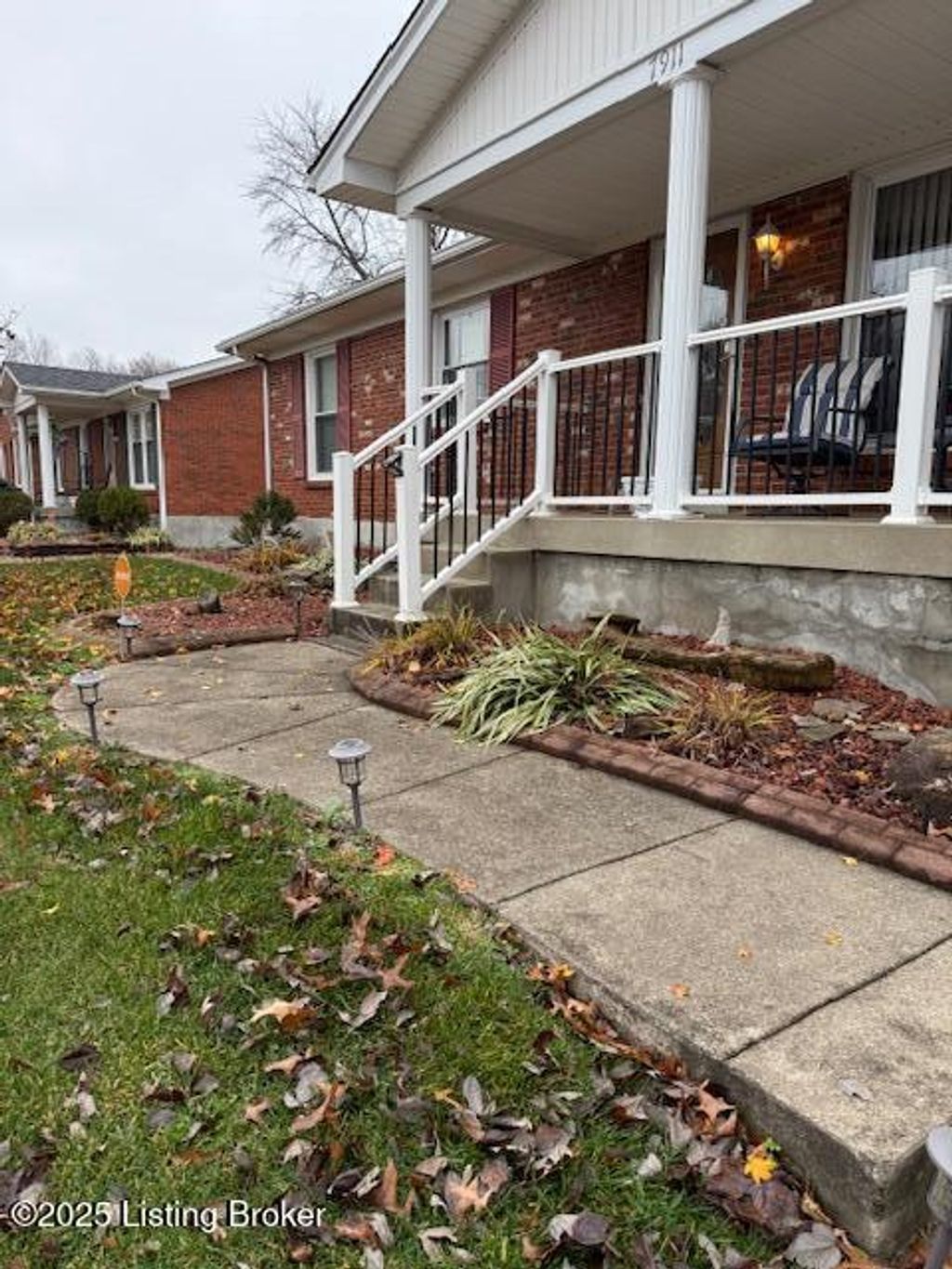 Photo of 7911 Pickwick Ln, Louisville, KY 40219 (MLS # 1704050)