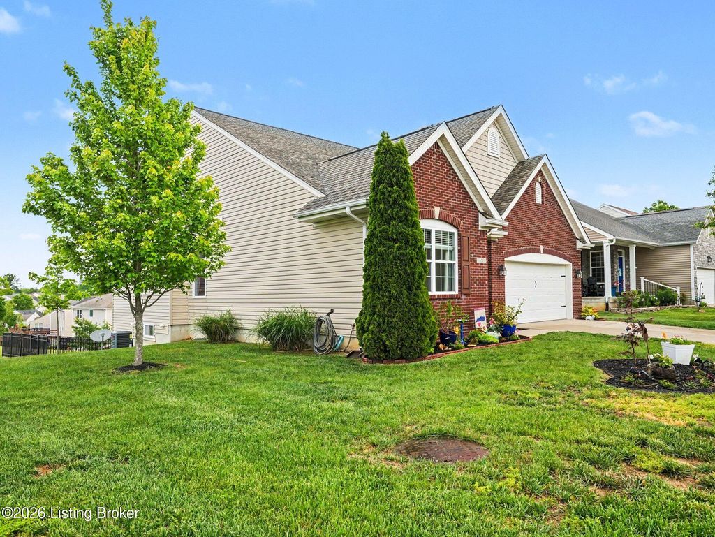 Photo of 16501 Rockcrest View Ln, Louisville, KY 40245 (MLS # 1716097)