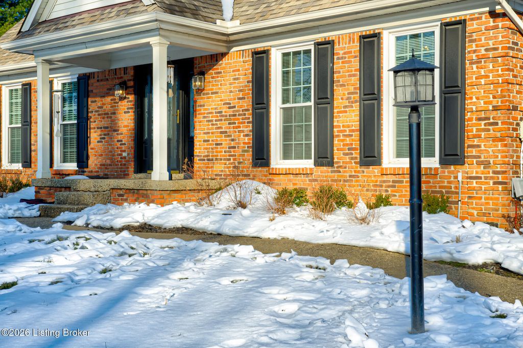 Photo of 1510 Grandin Woods Ct, Jeffersontown, KY 40299 (MLS # 1708689)