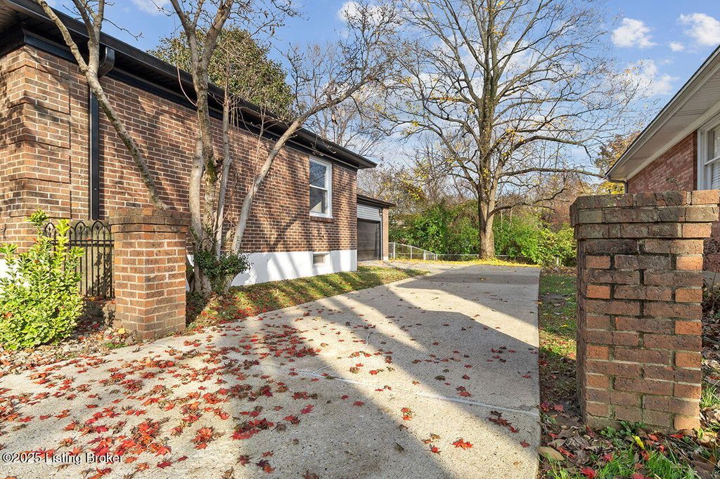 Photo of 3517 Leith Ln, Louisville, KY 40218 (MLS # 1704125)