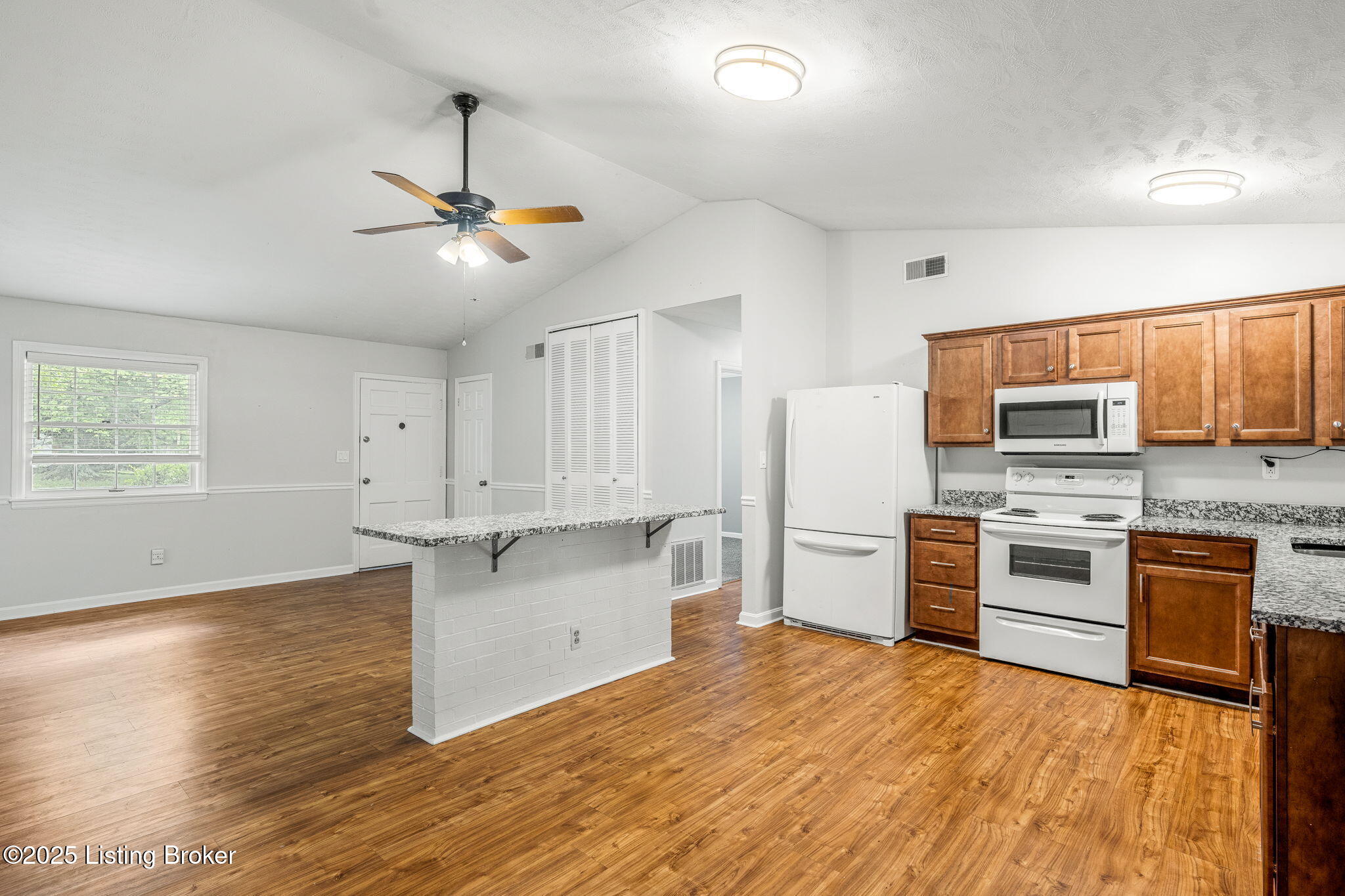 2404 Silverbrook Ave, Louisville, Kentucky image 6