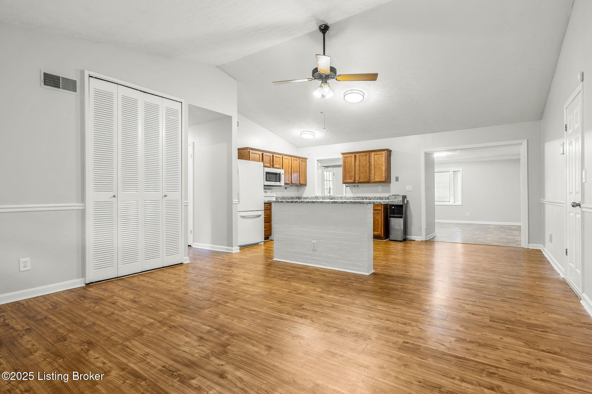 2404 Silverbrook Ave, Louisville, Kentucky image 3
