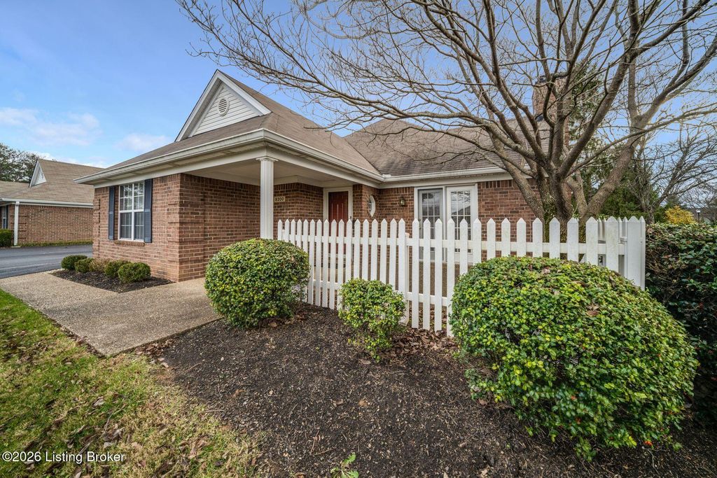 Photo of 8200 Fox Hall Pl, Lyndon, KY 40242 (MLS # 1708809)