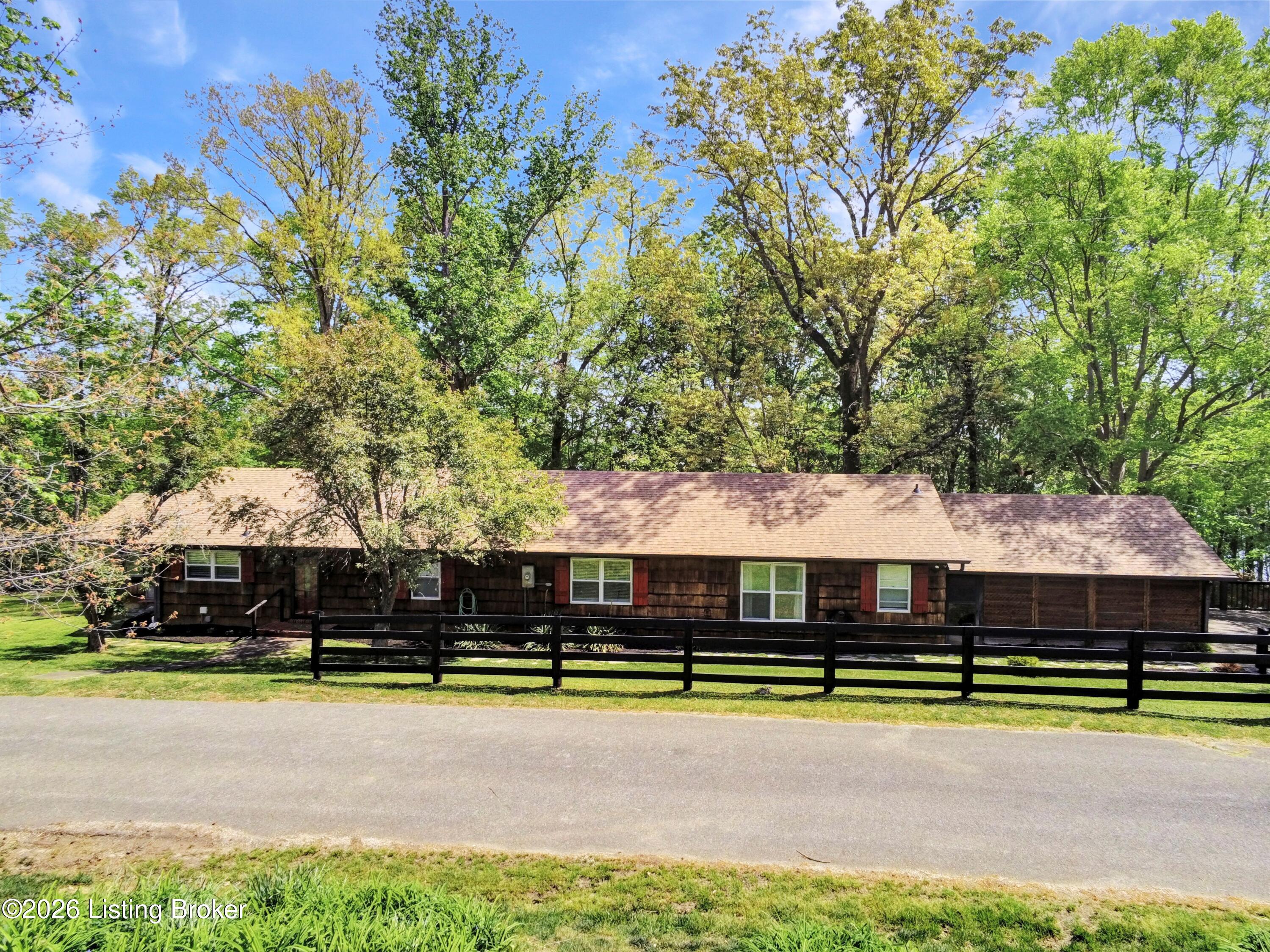 131 Lakeside Dr