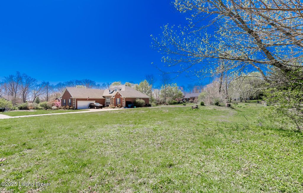 Photo of 526 Wood Lake Dr, La Grange, KY 40031 (MLS # 1683799)