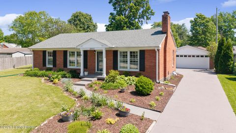 Photo of 2203 Cherian Dr, Jeffersontown, KY 40299 (MLS # 1717135)