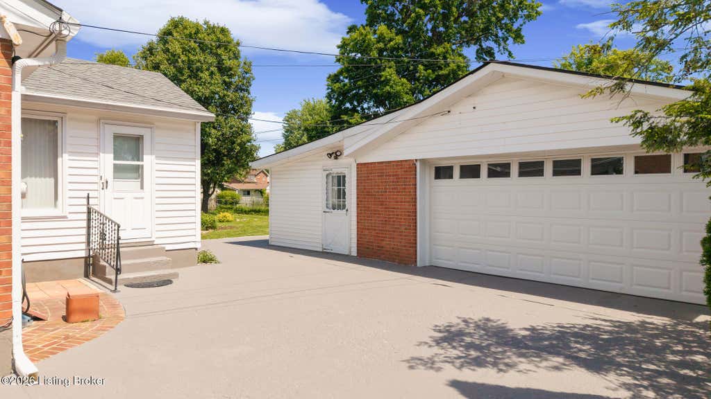 Photo of 2203 Cherian Dr, Jeffersontown, KY 40299 (MLS # 1717135)
