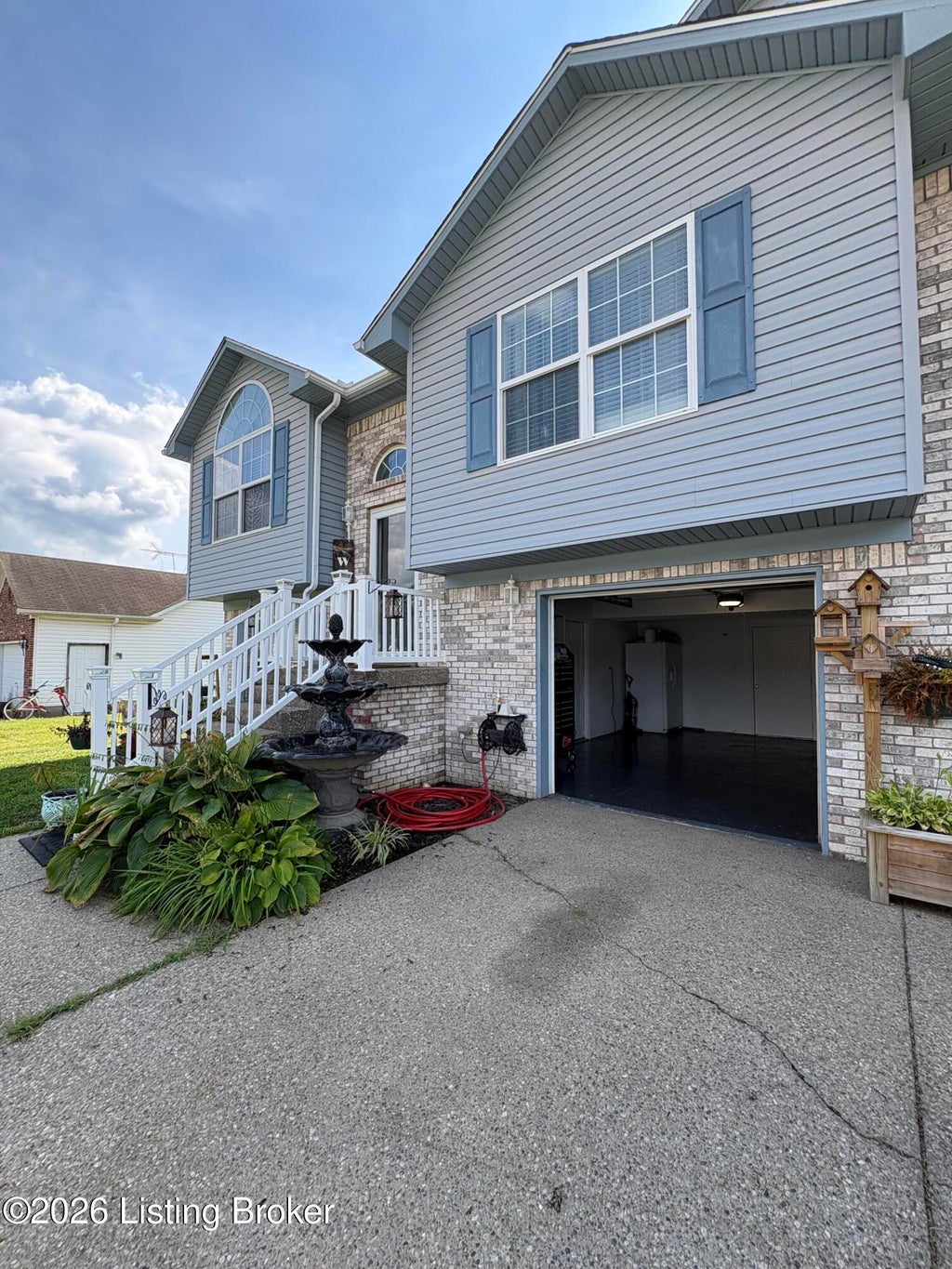 Photo of 333 Clover Cove Dr, Shepherdsville, KY 40165 (MLS # 1723673)