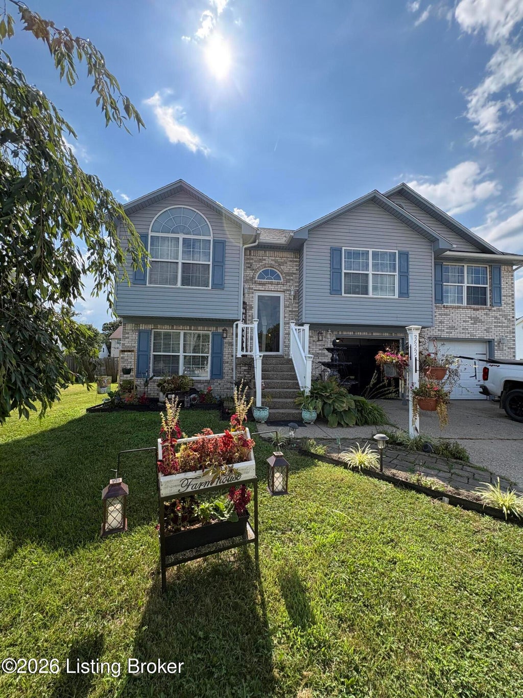 Photo of 333 Clover Cove Dr, Shepherdsville, KY 40165 (MLS # 1723673)