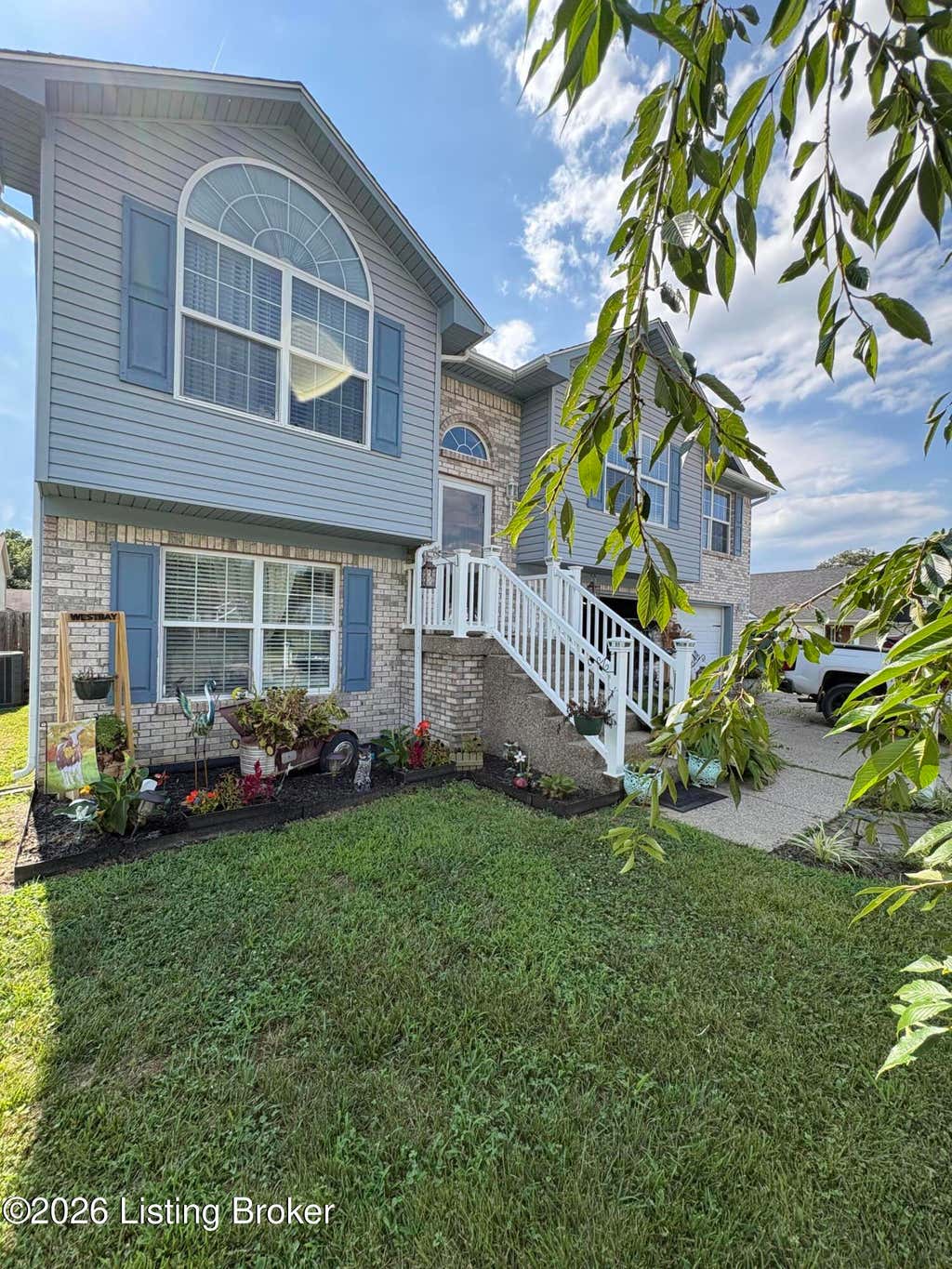 Photo of 333 Clover Cove Dr, Shepherdsville, KY 40165 (MLS # 1723673)