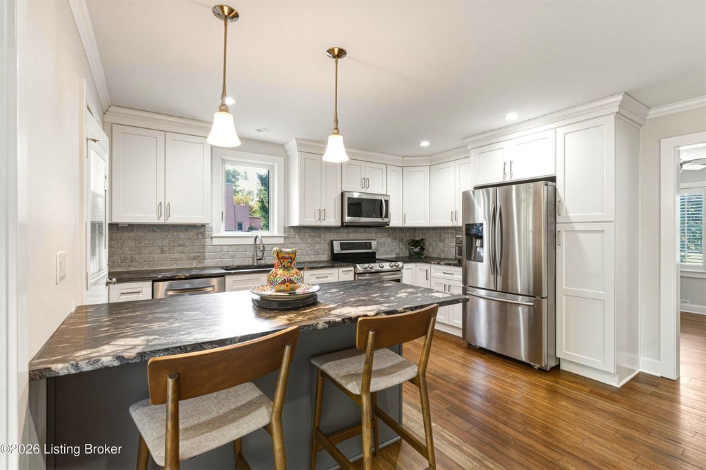 Photo of 3923 Grandview Ave, Louisville, KY 40207 (MLS # 1715527)