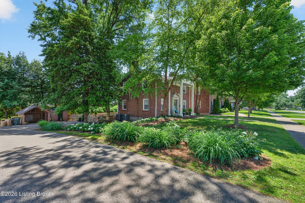 Photo of 2332 Brighton Dr, Louisville, KY 40205 (MLS # 1717182)