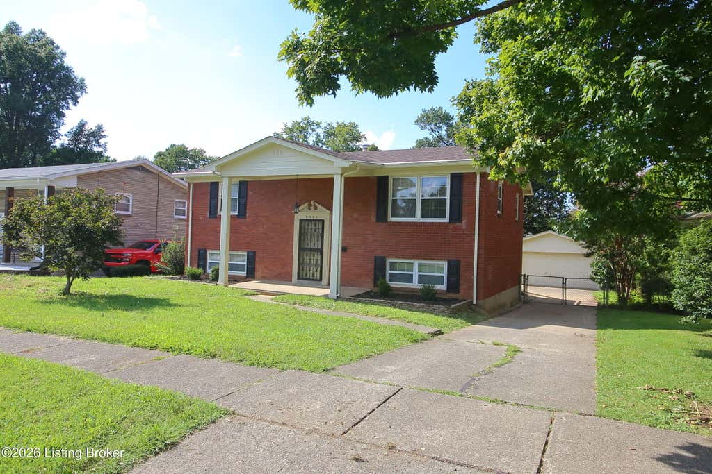 Photo of 4421 Rockwood Dr, Louisville, KY 40220 (MLS # 1727094)