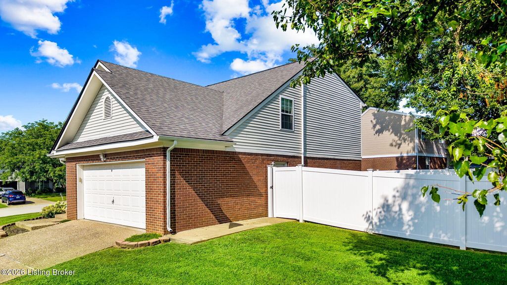 Photo of 4600 Wooded Oak Cir, Louisville, KY 40245 (MLS # 1724399)