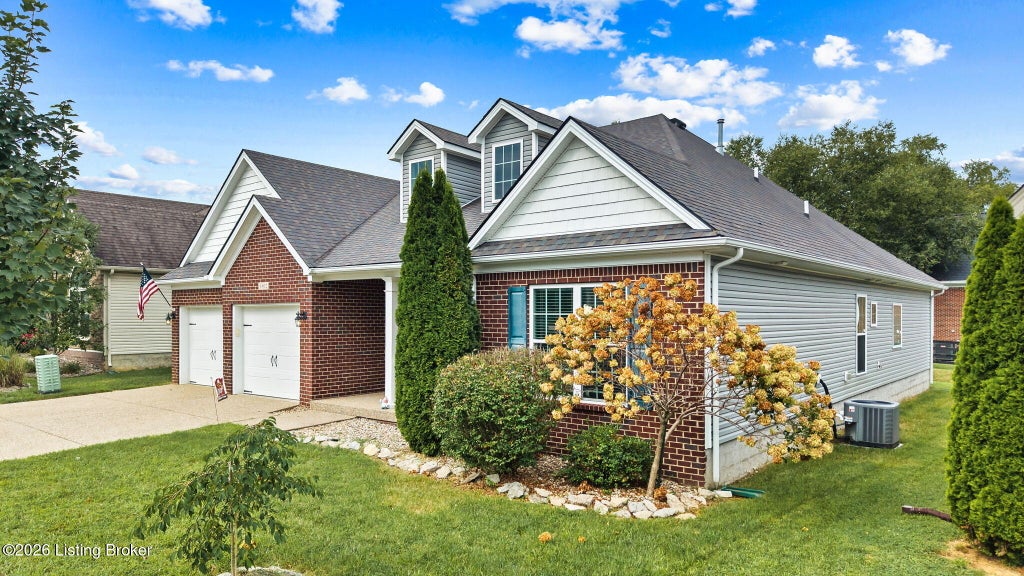 Photo of 8802 Talon Ridge Dr, Louisville, KY 40229 (MLS # 1727049)